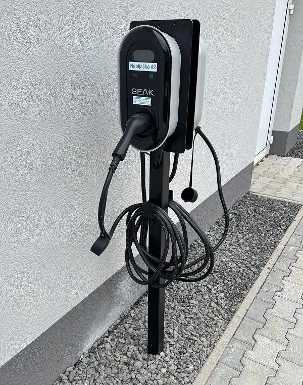 Nabíjacie stanice pre elektromobily pre firmy, obce aj domácnosti od IC Grid